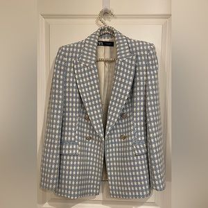 Fabulous Zara blazer and the color is amazingly easy to style!